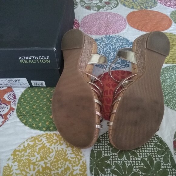Kenneth Cole Reaction 'Swirl Up' Metallic girls sandals, size 3 - Picture 9 of 11